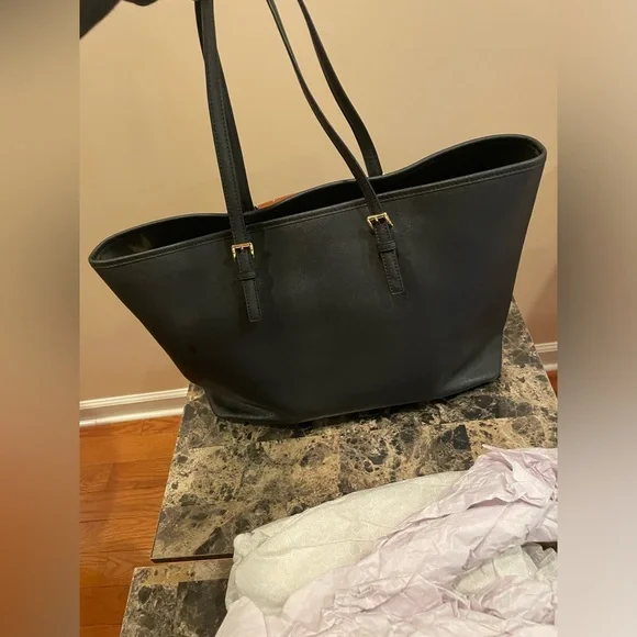 Michael Kors Jet Set Carryall Tote in Black - Picture 6 of 14